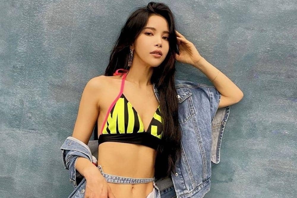 Potret Body Goals a la Solar 'Mamamoo', Perut Ratanya Bikin Iri