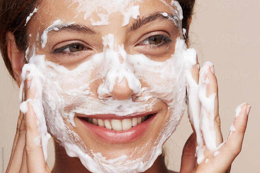 Urutan Menggunakan Skincare di Malam Hari/ stocksy.com