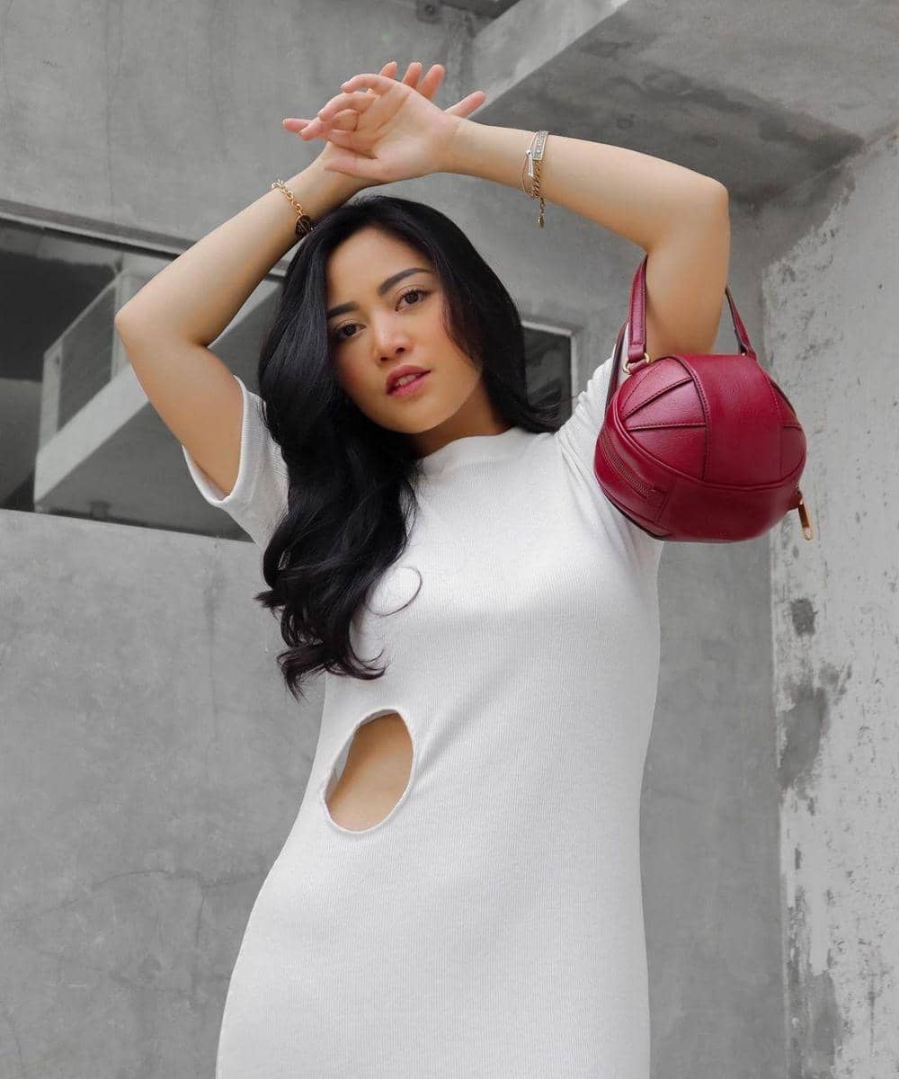 instagram.com/rachelvennya