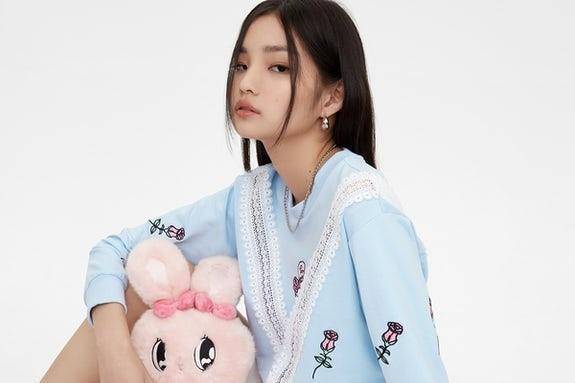 #PopbelaOOTD: Tampil Feminin dengan Sweater di Bawah 500 Ribu