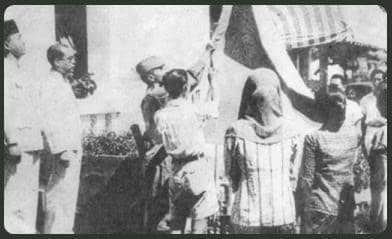 Pengibaran Bendera pada 1945. (paskibraka-jp.or.id)