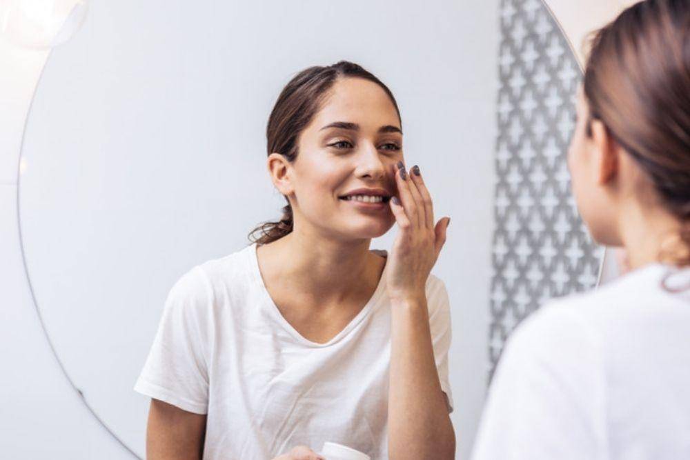 Punya Kulit Sensitif? Ini Produk Skincare yang Wajib Kamu Hindari