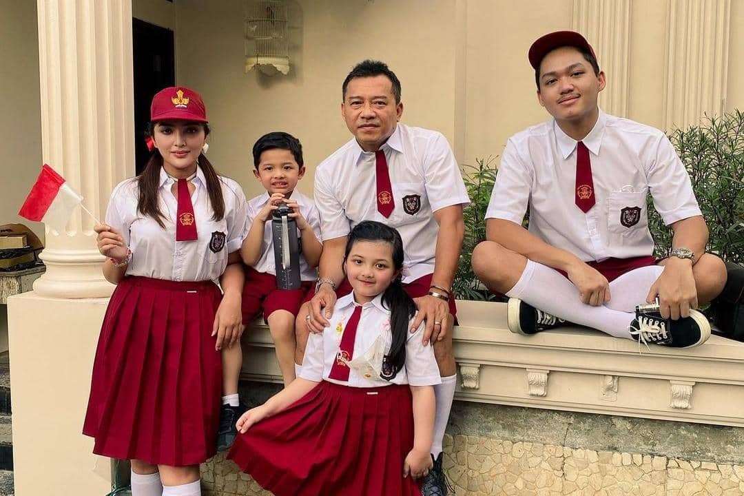 Gaya Artis Rayakan 17-an di Rumah, Niat Pakai Baju Adat hingga SD!