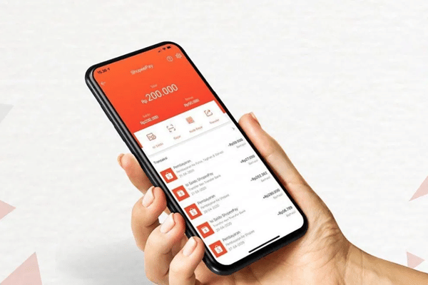 Ilustrasi ShopeePay pada HP (gizmologi.id)