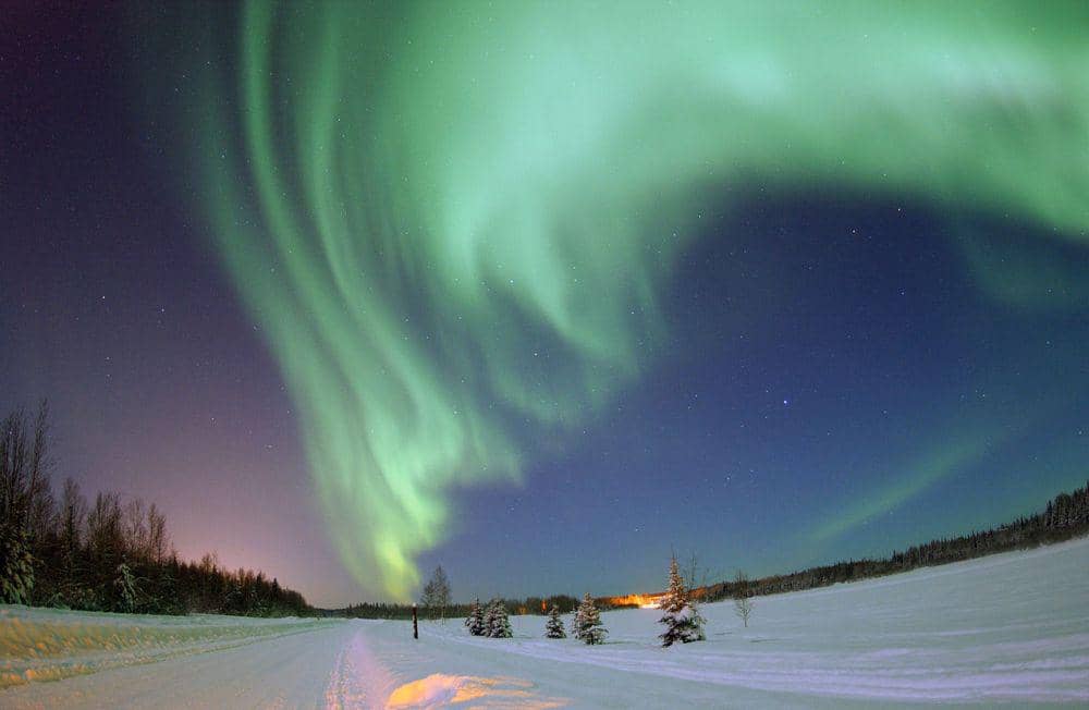 Aurora Borealis di atas sebuah pangkalan udara AS di Alaska (US Air Force-Joshua Strang/wikimedia.org)