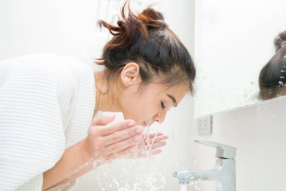 tips double cleansing untuk kulit berjerawat/ eminenceorganics.com