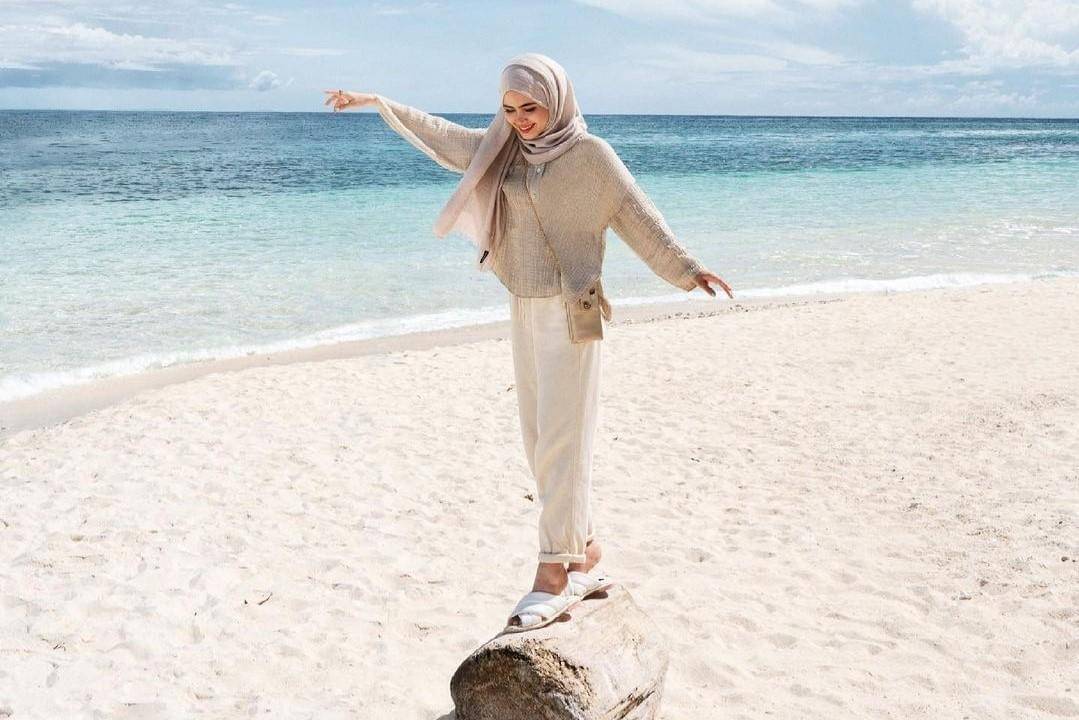Outfit ke Pantai yang Simpel dan Modis untuk Hijabers