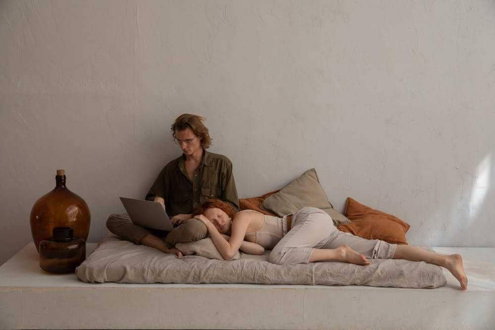 ilustrasi cara merayu pasangan agar mau berhubungan intim (pexels.com/Monstera)