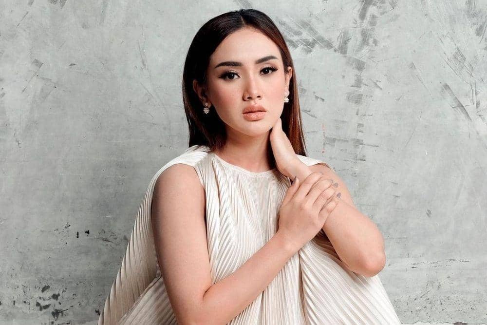 Intip Pesona Perempuan yang Dekat dengan Indra Bruggman