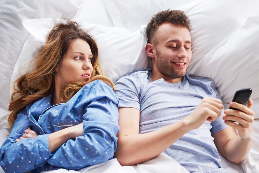 7 Sikap Mencurigakan Suami yang Selingkuh dari Istrinya