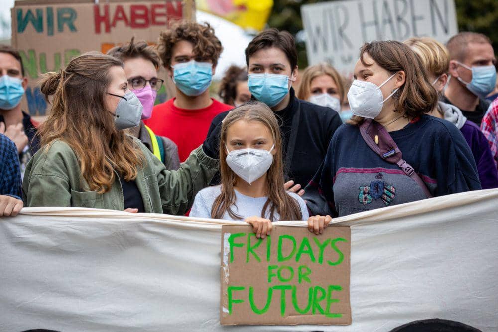 Greta Thunberg aktivis iklim Swedia (di tengah) bersama dengan aktivis iklim di Jerman melakukan unjuk rasa Fridays for Future pada 24 September 2021. (Twitter.com/Fridays for Future Berlin)