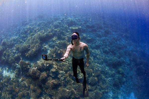 Hobi Free Diving, 9 Potret Keren Dikta 'Yovie and Nuno' di Bawah Laut