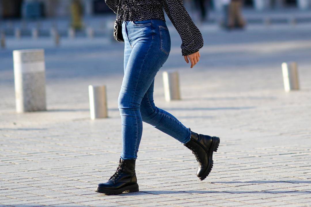 Cara Mudah Mengatasi Celana Jeans yang Terlalu Ketat