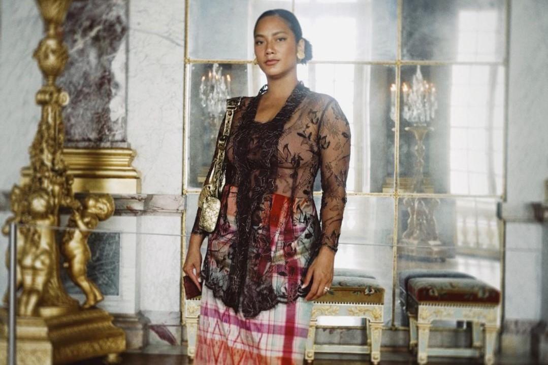 Rayakan Hari Batik Nasional, Ini Potret Seleb Tanah Air Pakai Batik!