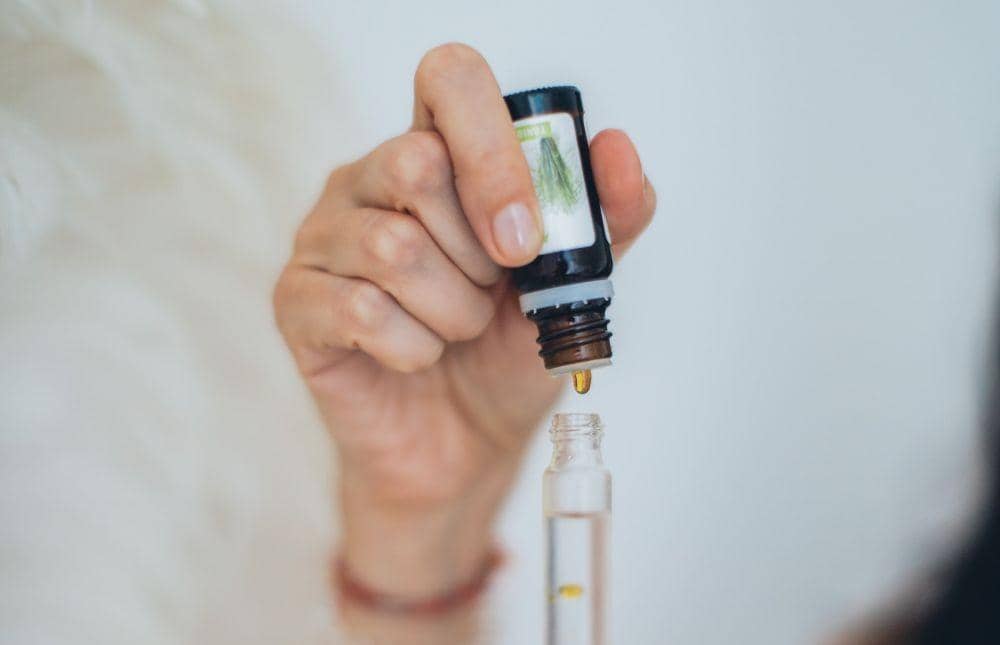 ilustrasi minyak akar wangi atau vetiver essential oil (pexels.com/Elina Fairytale)