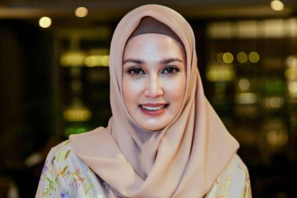 instagram.com/dinalorenza1975