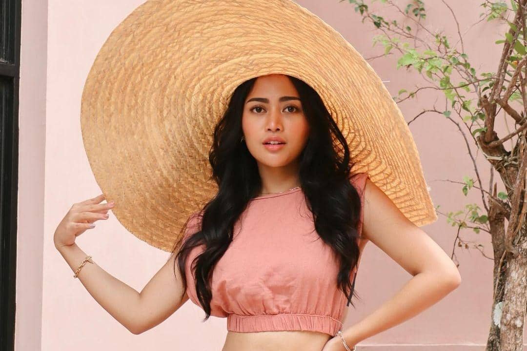 instagram.com/rachelvennya