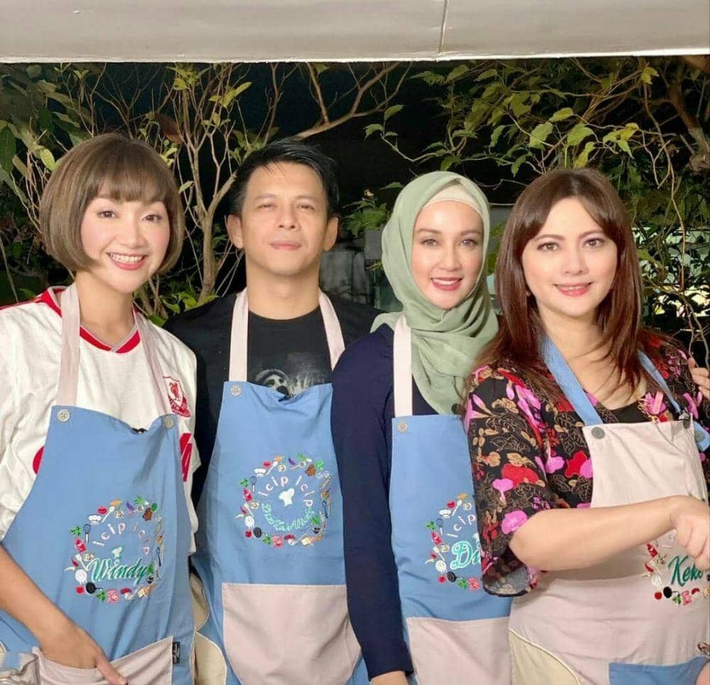 Instagram.com/dinalorenza1975