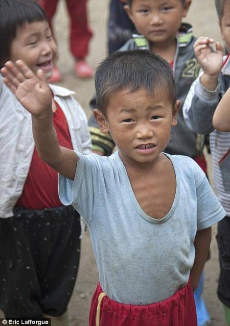 Yosh ayol yoshi kattaroq lesbiyanlik porno videoni yoldan ozdirmoqda Jinsiy olatni pastga egilgan