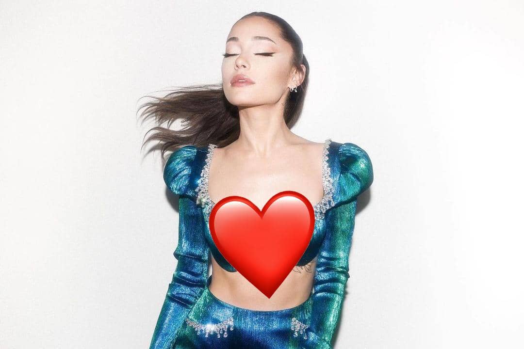 Ariana Grande Pakai Baju Terlalu Mini, Ada yang Nongol!