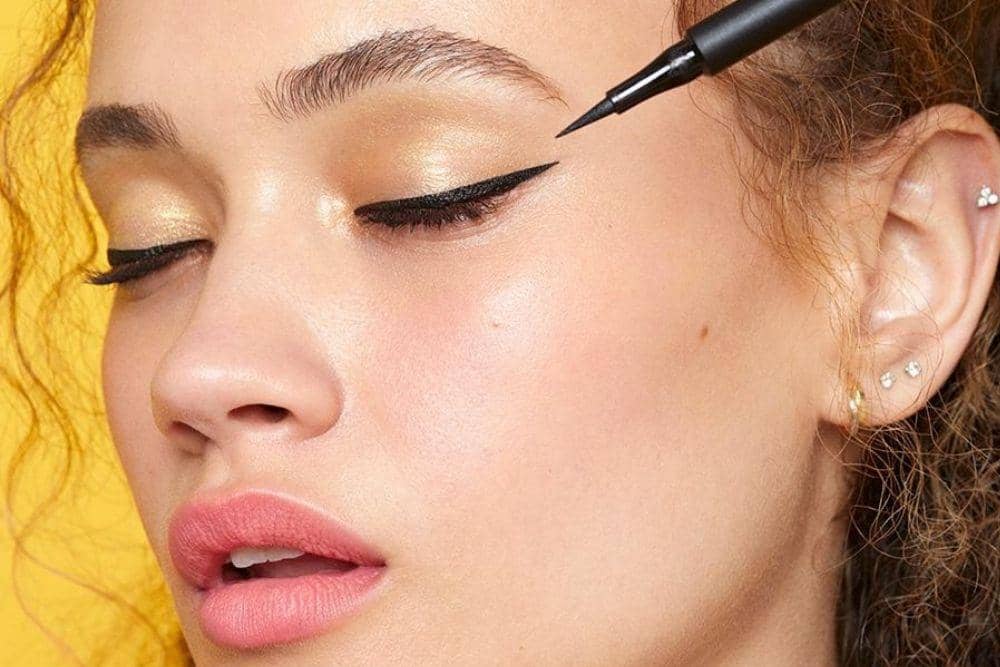 Cara Memakai Eyeliner yang Mudah Untuk Pemula / 3ina.com