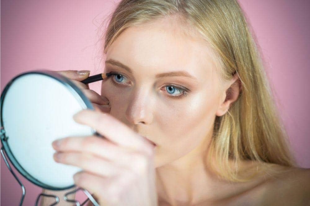 Cara Memakai Eyeliner yang Mudah Untuk Pemula / freepik.com