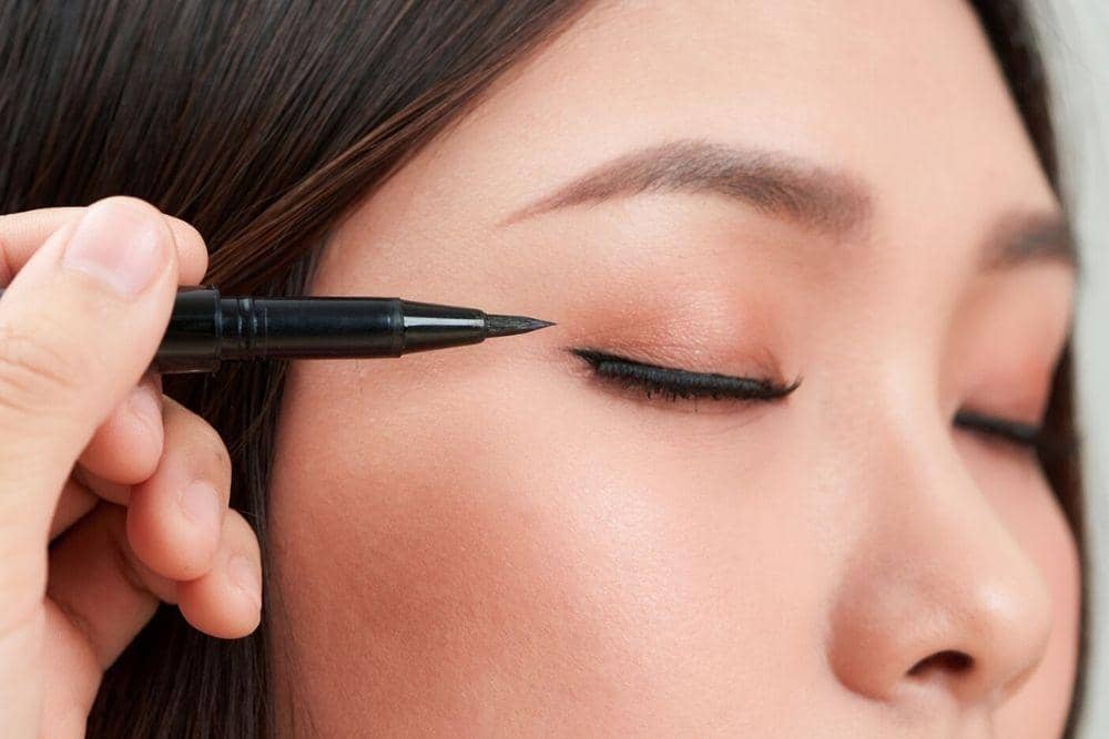 Cara Memakai Eyeliner yang Mudah Untuk Pemula / bhg.com