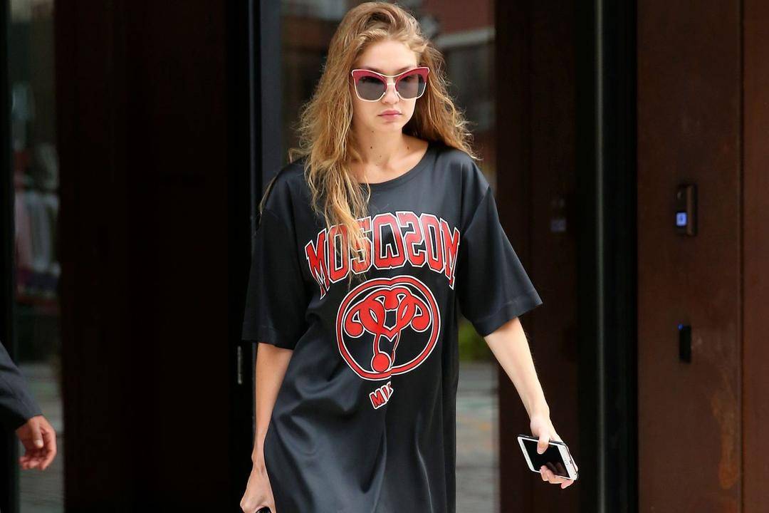 Cara Mix & Match Oversized T-shirt untuk Gaya Kasual yang Modis