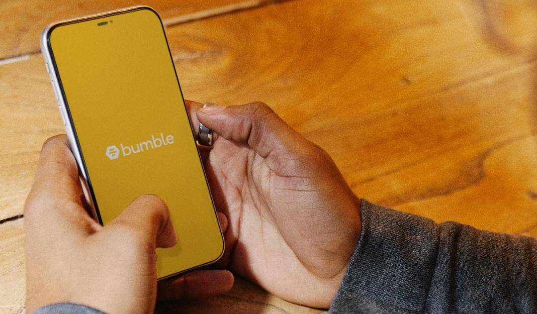 50 Ide Bio Bumble Lucu Bahasa Inggris, Dijamin Swipe Kanan