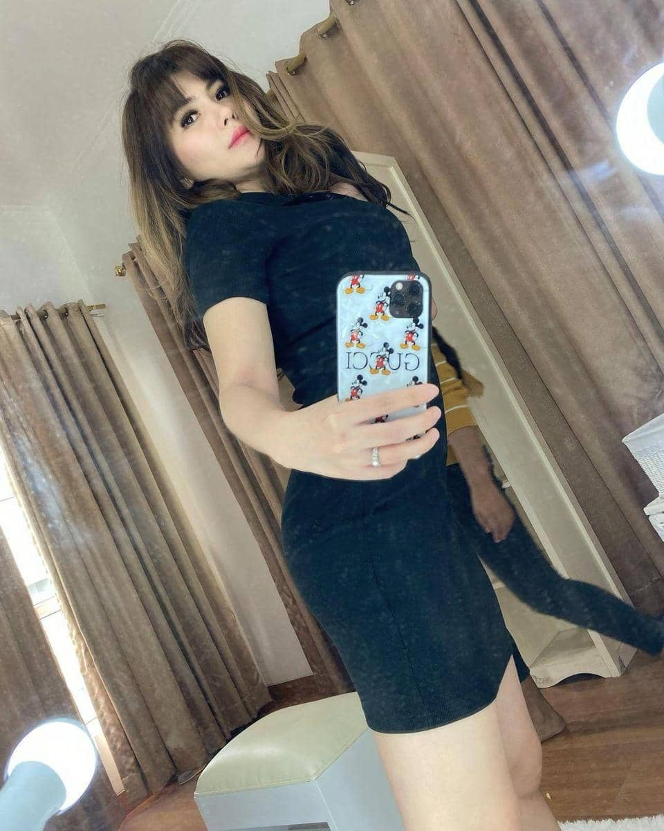 instagram.com/angelalee87