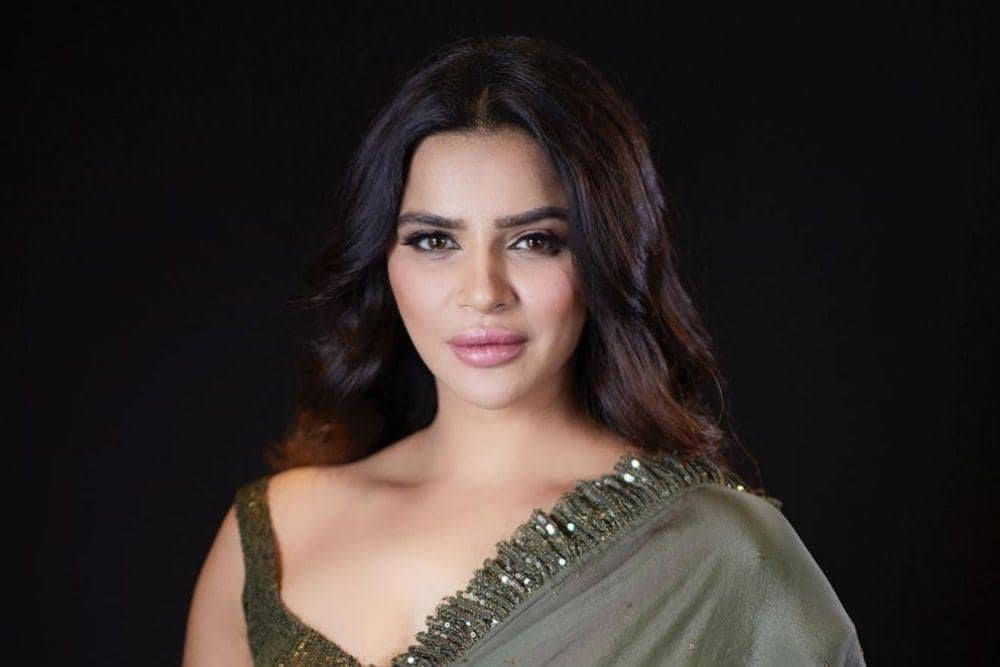 instagram.com/aashkagoradia