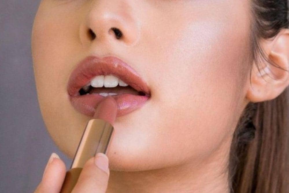Cara Menggunakan Lipstik Agar Bibir Terlihat Penuh, remixmagazine.com