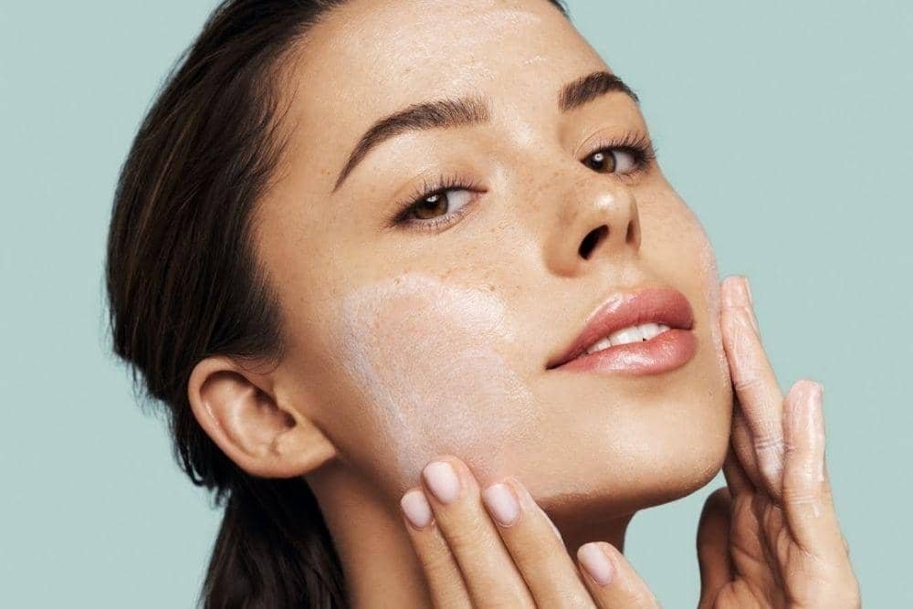 Cara Aman Double Cleansing untuk Kulit Sensitif, hickap.com