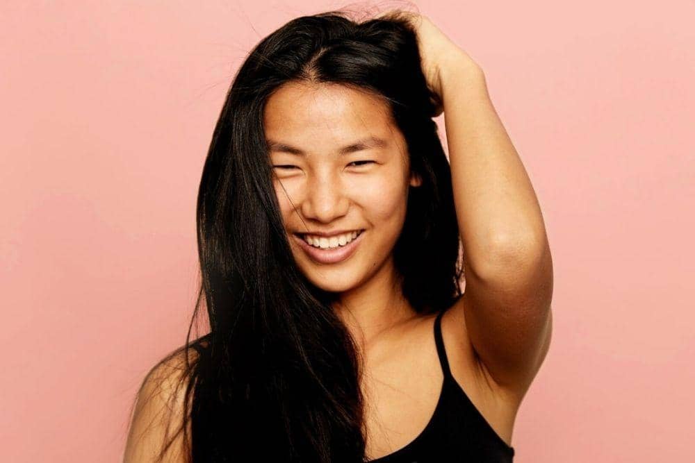 Tips Mengatasi Rambut Lepek dan Bau, healthline.com