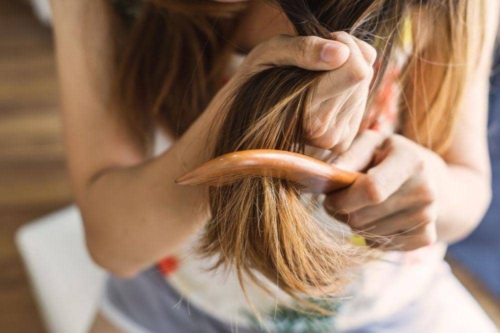 Tips Mengatasi Rambut Lepek dan Bau, medicalnewstoday.com