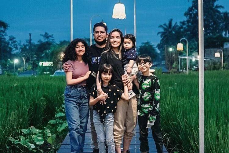 Jarang Disorot, Ini 10 Potret Bahagia Sheila Marcia Bersama Keluarga