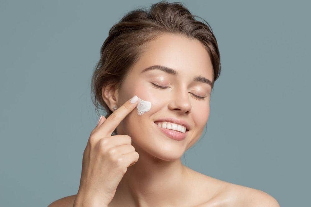 Cara Memakai Krim Pencerah Wajah yang Tepat, castlederm.com