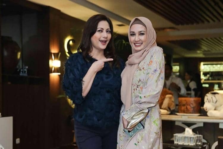 Instagram.com/dinalorenza1975