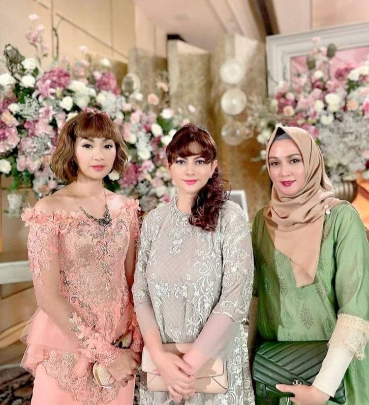 Instagram.com/dinalorenza1975