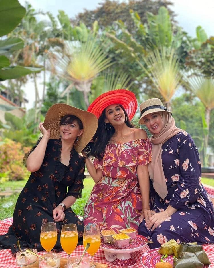 Instagram.com/dinalorenza1975