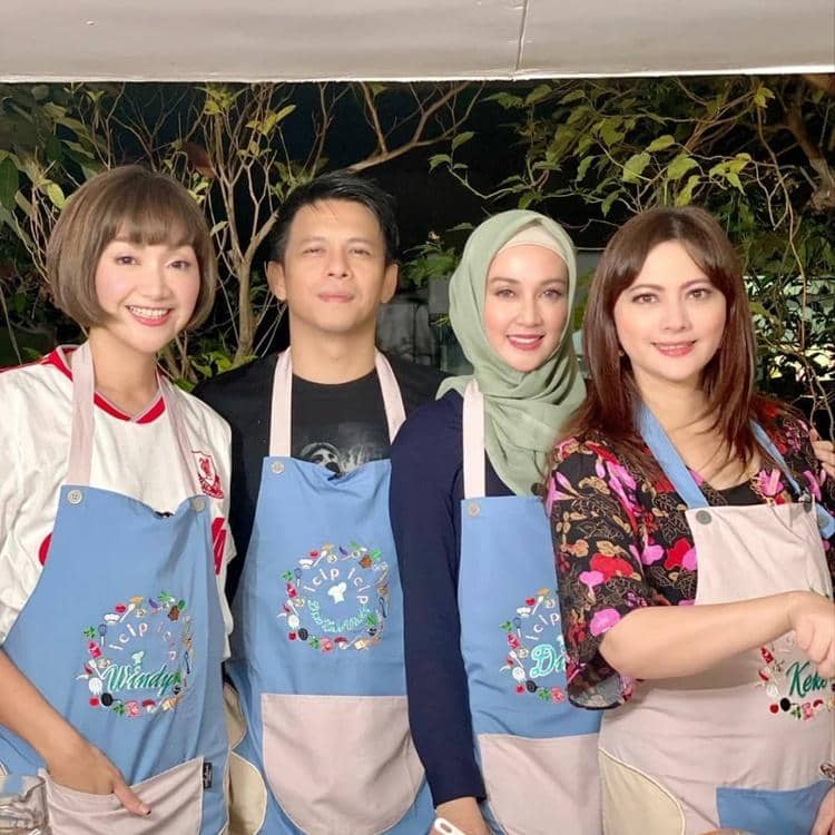 Instagram.com/dinalorenza1975