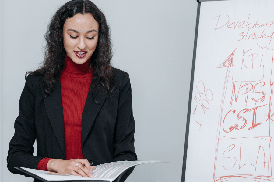 ilustrasi business woman (pexels.com/@pavel-danilyuk)