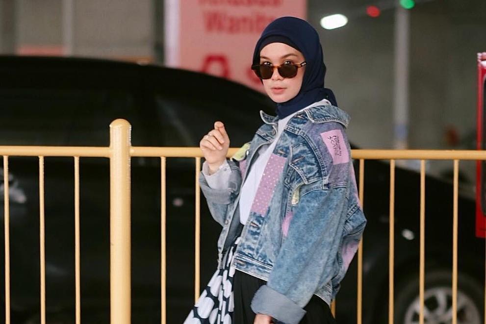 Inspirasi Padu-padan Jaket untuk Perempuan Hijab