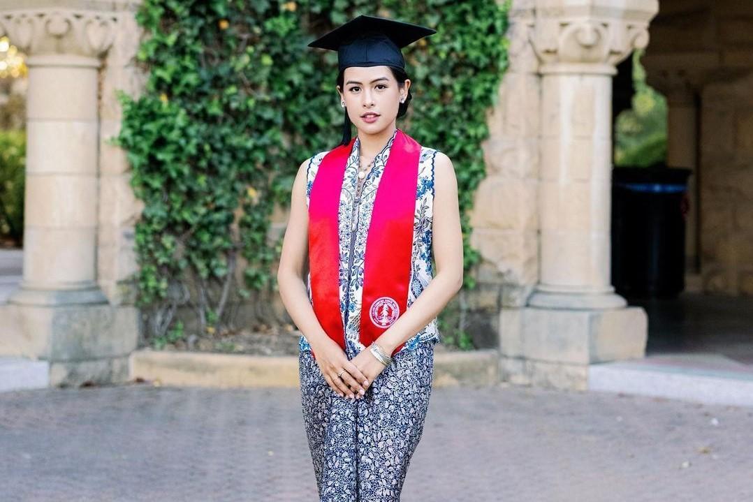 11 Model Baju Kebaya Artis Indonesia saat Wisuda, Memesona!