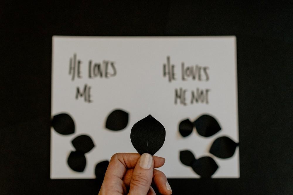 Apakah Cinta Bertepuk Sebelah Tangan Benar-Benar Rasa Cinta?