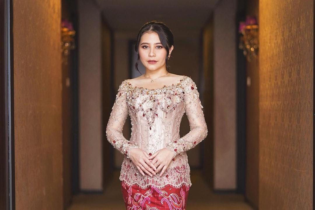 Deretan Desainer Indonesia Dibalik Kebaya Wisuda Artis, Elegan Semua!