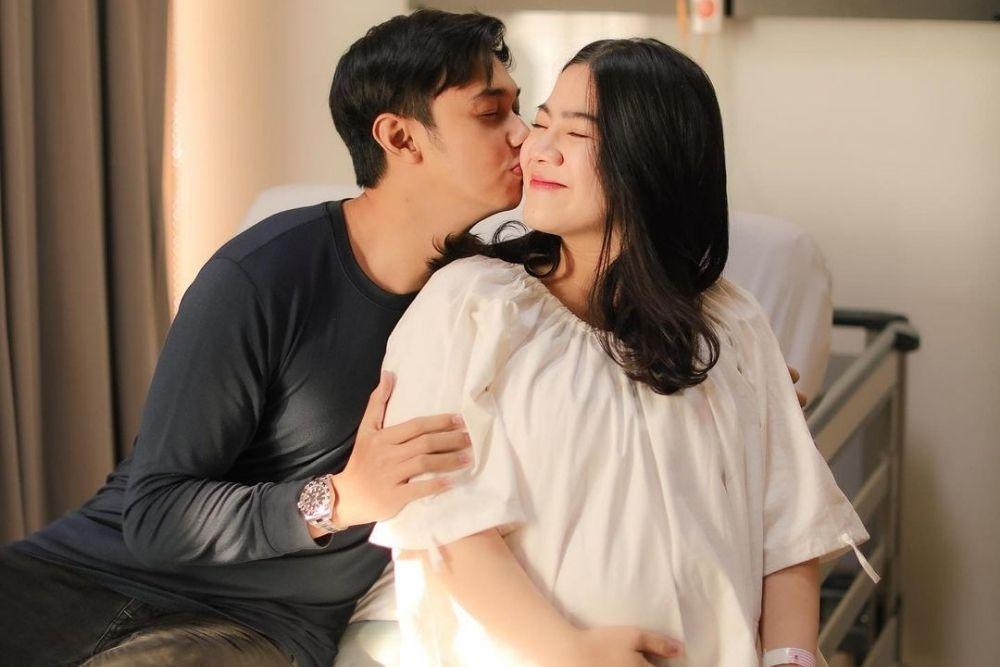 7 Artis yang Tampil Memikat Ketika Melahirkan, Ada yang Pakai Makeup!