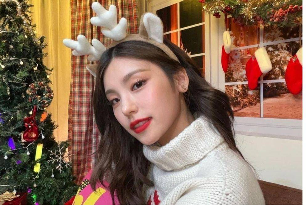Sensual di Hari Natal dengan Pulasan Lipstik Merah a la Idol Korea 