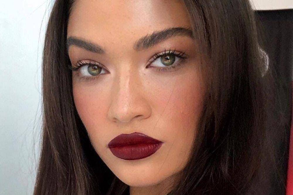 6 Tips Memakai Lipstik Warna Gelap Agar Lebih On Point