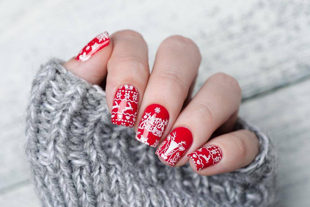 8 Contoh Nail Art Tema Natal yang Bikin Kuku Makin Cantik 